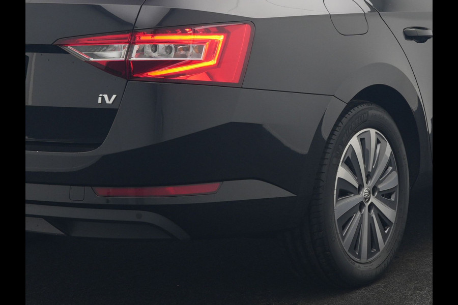 Škoda Superb Combi 1.4 TSI iV Business Edition Plus Plug In Hybrid 218pk PHEV | Trekhaak Af Fabriek | Crystal LED | Canton Audio | Sportstoelen & Stuur Verwarmd | Camera | Keyless | Cruise Control | Navigatie | Apple Carplay | Virtual | DAB | 17"L.M |