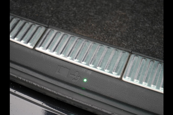 Škoda Superb Combi 1.4 TSI iV Business Edition Plus Plug In Hybrid 218pk PHEV | Trekhaak Af Fabriek | Crystal LED | Canton Audio | Sportstoelen & Stuur Verwarmd | Camera | Keyless | Cruise Control | Navigatie | Apple Carplay | Virtual | DAB | 17"L.M |