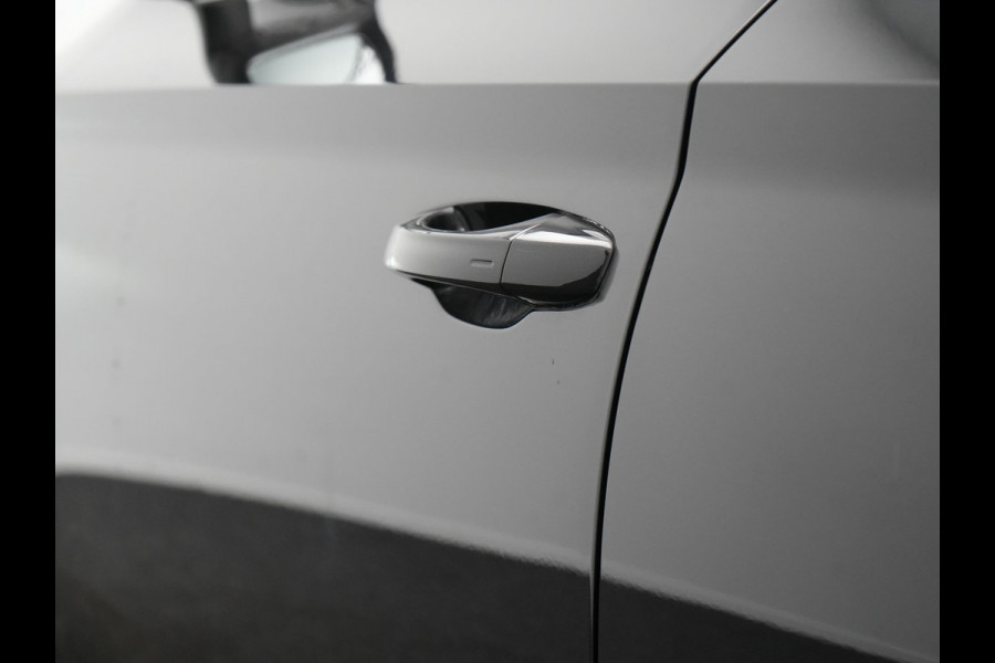 Škoda Superb Combi 1.4 TSI iV Business Edition Plus Plug In Hybrid 218pk PHEV | Trekhaak Af Fabriek | Crystal LED | Canton Audio | Sportstoelen & Stuur Verwarmd | Camera | Keyless | Cruise Control | Navigatie | Apple Carplay | Virtual | DAB | 17"L.M |