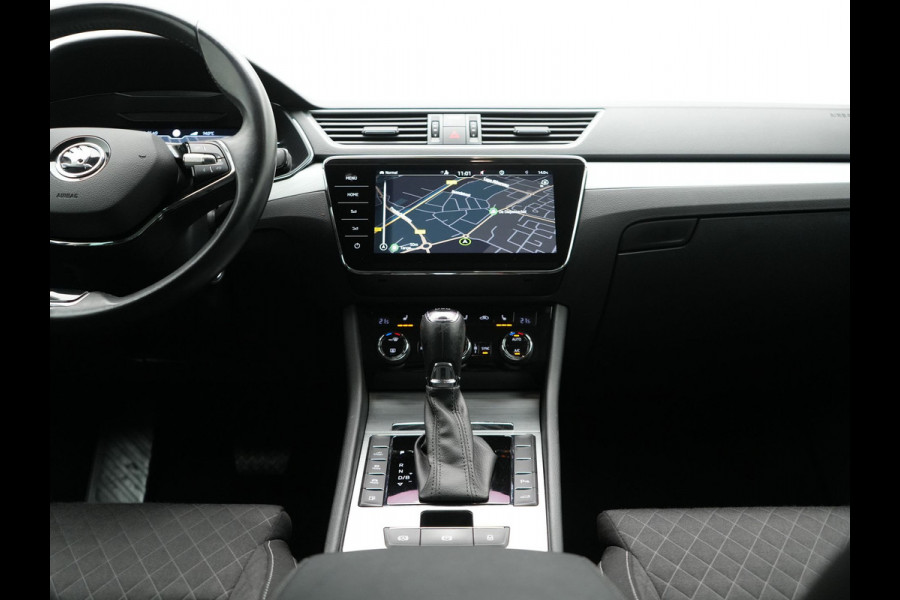 Škoda Superb Combi 1.4 TSI iV Business Edition Plus Plug In Hybrid 218pk PHEV | Trekhaak Af Fabriek | Crystal LED | Canton Audio | Sportstoelen & Stuur Verwarmd | Camera | Keyless | Cruise Control | Navigatie | Apple Carplay | Virtual | DAB | 17"L.M |
