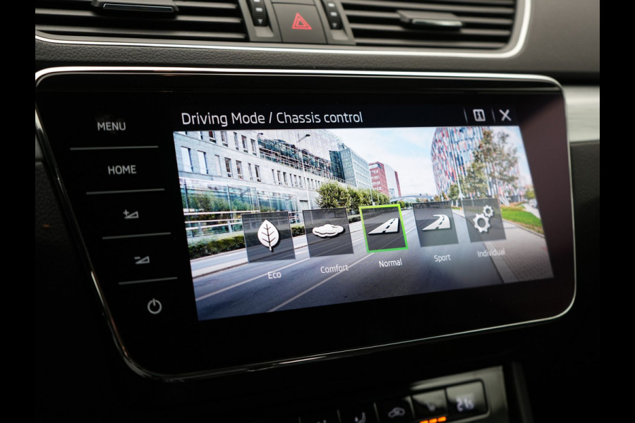 Škoda Superb Combi 1.4 TSI iV Business Edition Plus Plug In Hybrid 218pk PHEV | Trekhaak Af Fabriek | Crystal LED | Canton Audio | Sportstoelen & Stuur Verwarmd | Camera | Keyless | Cruise Control | Navigatie | Apple Carplay | Virtual | DAB | 17"L.M |