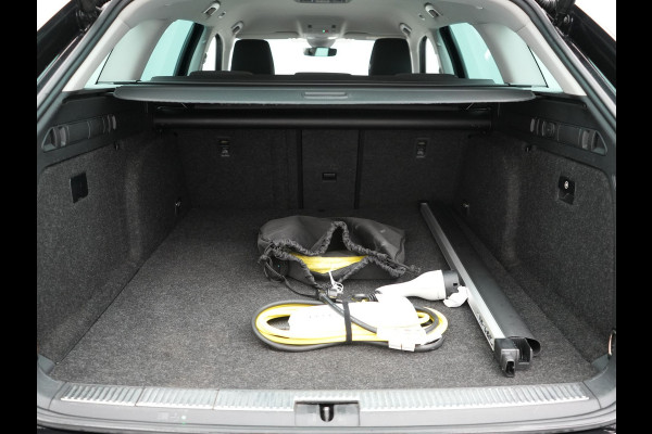 Škoda Superb Combi 1.4 TSI iV Business Edition Plus Plug In Hybrid 218pk PHEV | Trekhaak Af Fabriek | Crystal LED | Canton Audio | Sportstoelen & Stuur Verwarmd | Camera | Keyless | Cruise Control | Navigatie | Apple Carplay | Virtual | DAB | 17"L.M |