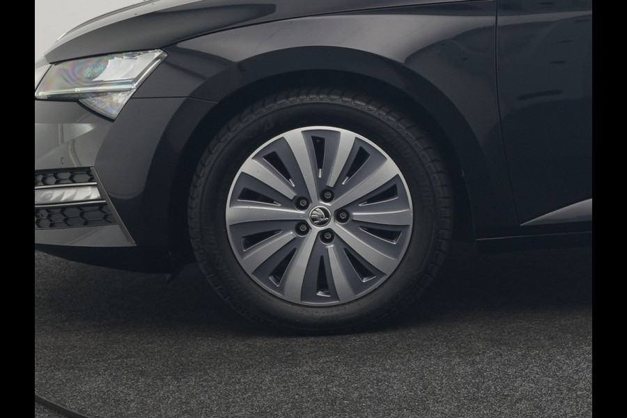 Škoda Superb Combi 1.4 TSI iV Business Edition Plus Plug In Hybrid 218pk PHEV | Trekhaak Af Fabriek | Crystal LED | Canton Audio | Sportstoelen & Stuur Verwarmd | Camera | Keyless | Cruise Control | Navigatie | Apple Carplay | Virtual | DAB | 17"L.M |