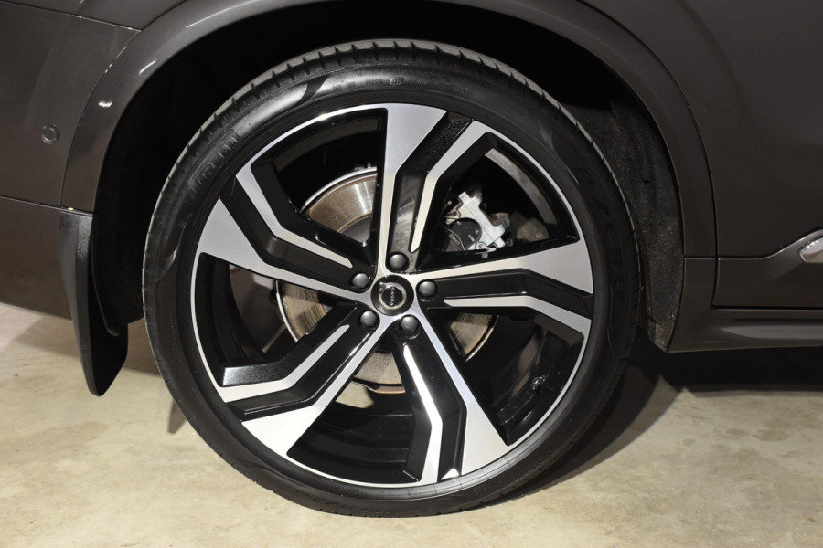 Volvo XC90 T8 455PK Recharge AWD Ultimate Bright / Luchtvering / Bowers & Wilkins / Schuif-kanteldak / 360 Camera / Head Up Display / Nappaleder met ventilatie / Massagefunctie / Gelamineerde zijruiten / 22'' Velgen / Trekhaak /  Stoelverwarming / Stuurverwarming