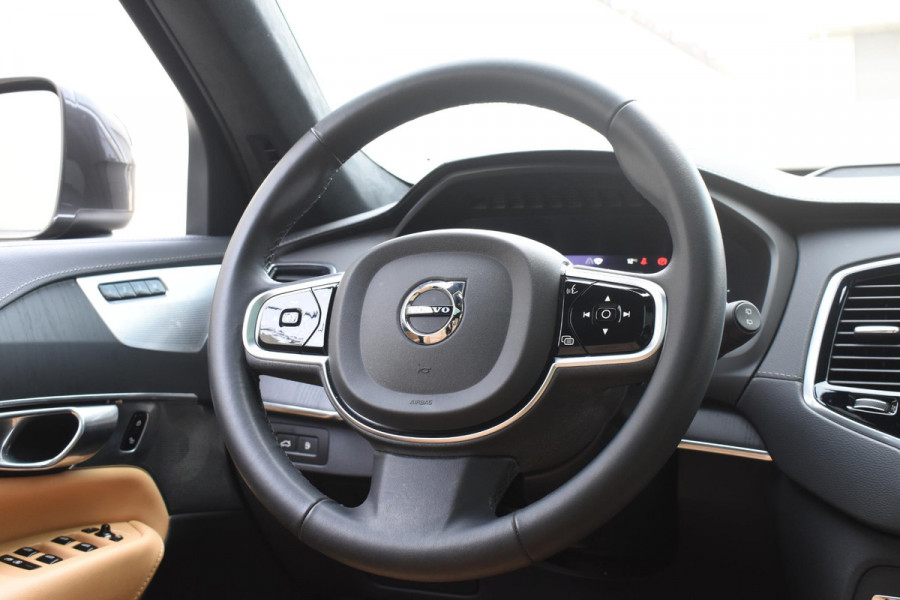 Volvo XC90 T8 455PK Recharge AWD Ultimate Bright / Luchtvering / Bowers & Wilkins / Schuif-kanteldak / 360 Camera / Head Up Display / Nappaleder met ventilatie / Massagefunctie / Gelamineerde zijruiten / 22'' Velgen / Trekhaak /  Stoelverwarming / Stuurverwarming