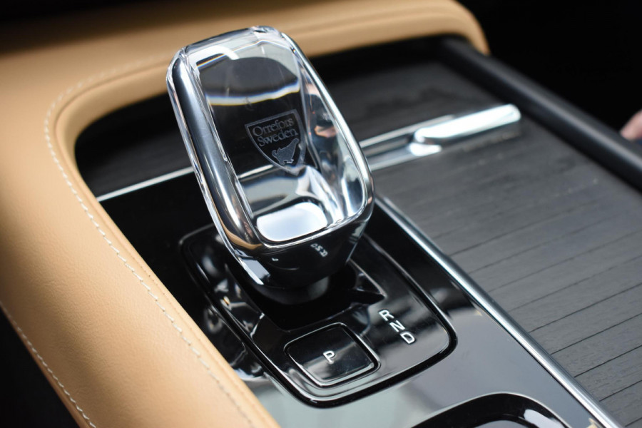 Volvo XC90 T8 455PK Recharge AWD Ultimate Bright / Luchtvering / Bowers & Wilkins / Schuif-kanteldak / 360 Camera / Head Up Display / Nappaleder met ventilatie / Massagefunctie / Gelamineerde zijruiten / 22'' Velgen / Trekhaak /  Stoelverwarming / Stuurverwarming