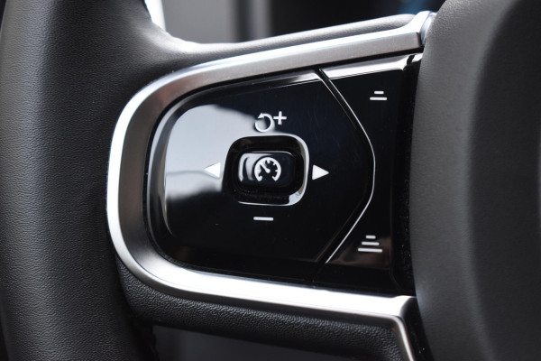 Volvo XC90 T8 455PK Recharge AWD Ultimate Bright / Luchtvering / Bowers & Wilkins / Schuif-kanteldak / 360 Camera / Head Up Display / Nappaleder met ventilatie / Massagefunctie / Gelamineerde zijruiten / 22'' Velgen / Trekhaak /  Stoelverwarming / Stuurverwarming