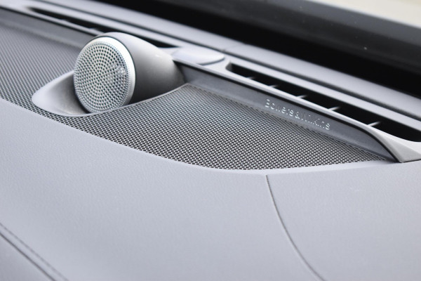 Volvo XC90 T8 455PK Recharge AWD Ultimate Bright / Luchtvering / Bowers & Wilkins / Schuif-kanteldak / 360 Camera / Head Up Display / Nappaleder met ventilatie / Massagefunctie / Gelamineerde zijruiten / 22'' Velgen / Trekhaak /  Stoelverwarming / Stuurverwarming