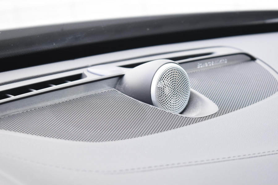 Volvo XC90 T8 455PK Recharge AWD Ultimate Bright / Luchtvering / Bowers & Wilkins / Schuif-kanteldak / 360 Camera / Head Up Display / Nappaleder met ventilatie / Massagefunctie / Gelamineerde zijruiten / 22'' Velgen / Trekhaak /  Stoelverwarming / Stuurverwarming