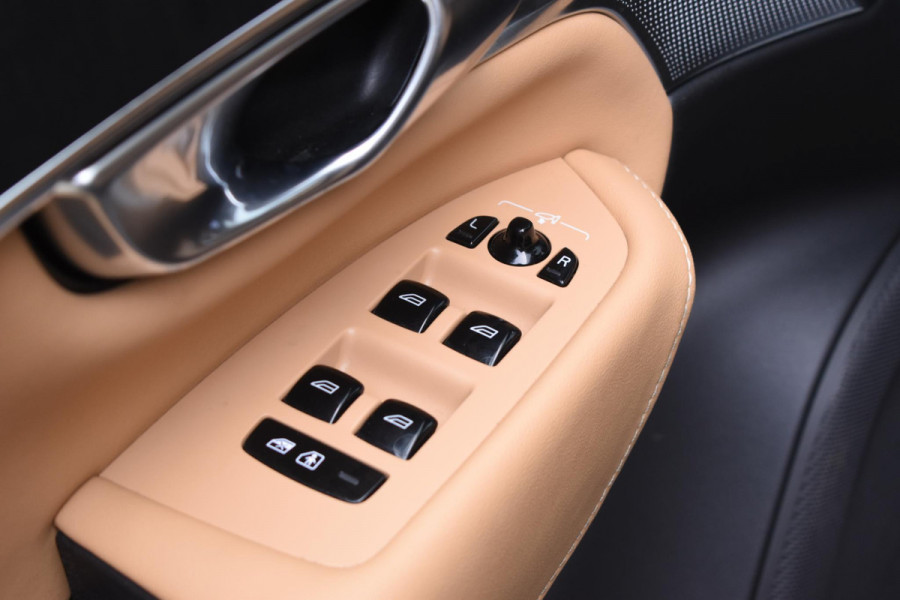 Volvo XC90 T8 455PK Recharge AWD Ultimate Bright / Luchtvering / Bowers & Wilkins / Schuif-kanteldak / 360 Camera / Head Up Display / Nappaleder met ventilatie / Massagefunctie / Gelamineerde zijruiten / 22'' Velgen / Trekhaak /  Stoelverwarming / Stuurverwarming