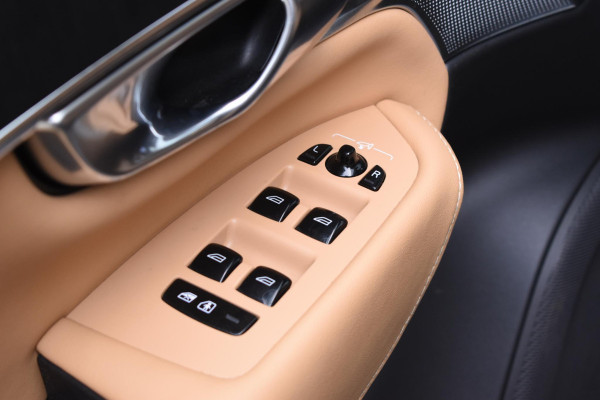 Volvo XC90 T8 455PK Recharge AWD Ultimate Bright / Luchtvering / Bowers & Wilkins / Schuif-kanteldak / 360 Camera / Head Up Display / Nappaleder met ventilatie / Massagefunctie / Gelamineerde zijruiten / 22'' Velgen / Trekhaak /  Stoelverwarming / Stuurverwarming