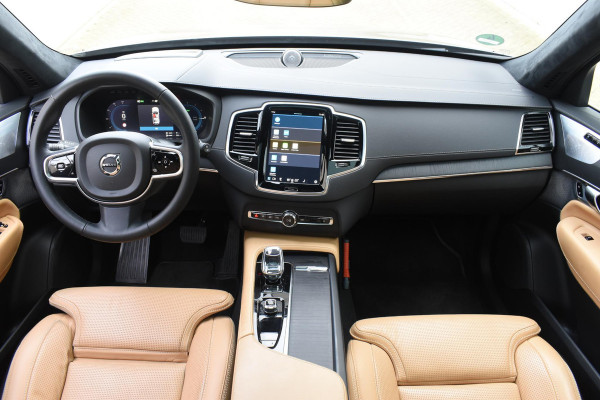 Volvo XC90 T8 455PK Recharge AWD Ultimate Bright / Luchtvering / Bowers & Wilkins / Schuif-kanteldak / 360 Camera / Head Up Display / Nappaleder met ventilatie / Massagefunctie / Gelamineerde zijruiten / 22'' Velgen / Trekhaak /  Stoelverwarming / Stuurverwarming