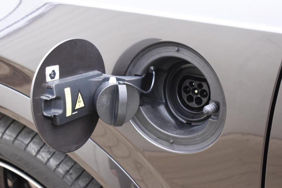 Volvo XC90 T8 455PK Recharge AWD Ultimate Bright / Luchtvering / Bowers & Wilkins / Schuif-kanteldak / 360 Camera / Head Up Display / Nappaleder met ventilatie / Massagefunctie / Gelamineerde zijruiten / 22'' Velgen / Trekhaak /  Stoelverwarming / Stuurverwarming