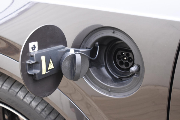 Volvo XC90 T8 455PK Recharge AWD Ultimate Bright / Luchtvering / Bowers & Wilkins / Schuif-kanteldak / 360 Camera / Head Up Display / Nappaleder met ventilatie / Massagefunctie / Gelamineerde zijruiten / 22'' Velgen / Trekhaak /  Stoelverwarming / Stuurverwarming