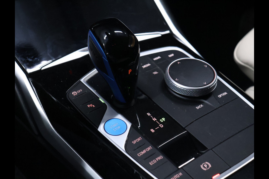 BMW i4 eDrive40 84 kWh [SCHUIFKANTELDAK, ADAPTIVE CRUISE CONTROL, APPLE CARPLAY, ANDROID AUTO, ACHTERUITRIJCAMERA, PDC V+A,STUURVERWARMING, BMW LED, NIEUWSTAAT]