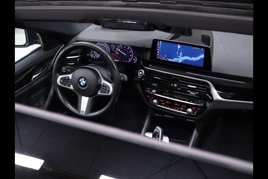 BMW 5 Serie Touring 520i M Sport [SCHUIFKANTELDAK, CRUISE CONTROL, BLUETOOTH TELEFOON, HUD, ACHTERUITRIJCAMERA, PDC V+A, STOELVERWARMING, BMW ADAPTIVE LED, NIEUWSTAAT]