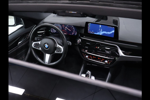 BMW 5 Serie Touring 520i M Sport [SCHUIFKANTELDAK, CRUISE CONTROL, BLUETOOTH TELEFOON, HUD, ACHTERUITRIJCAMERA, PDC V+A, STOELVERWARMING, BMW ADAPTIVE LED, NIEUWSTAAT]