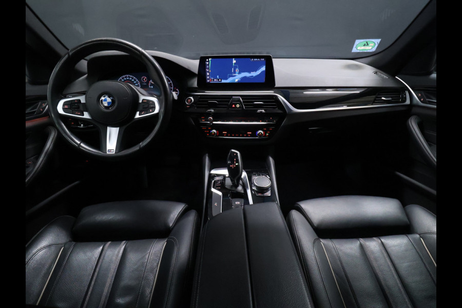 BMW 5 Serie Touring 520i M Sport [SCHUIFKANTELDAK, CRUISE CONTROL, BLUETOOTH TELEFOON, HUD, ACHTERUITRIJCAMERA, PDC V+A, STOELVERWARMING, BMW ADAPTIVE LED, NIEUWSTAAT]
