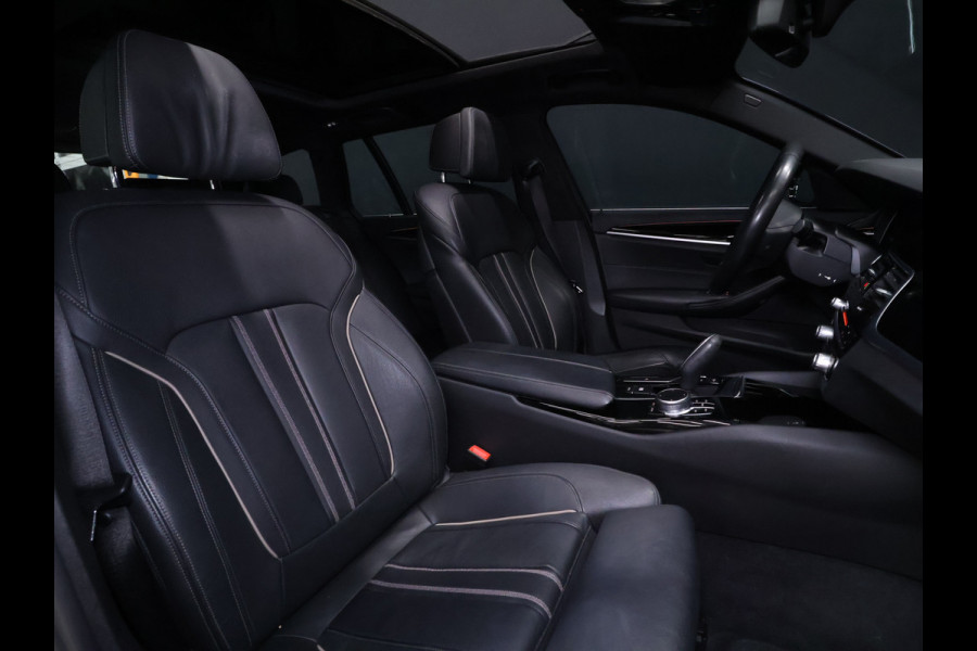 BMW 5 Serie Touring 520i M Sport [SCHUIFKANTELDAK, CRUISE CONTROL, BLUETOOTH TELEFOON, HUD, ACHTERUITRIJCAMERA, PDC V+A, STOELVERWARMING, BMW ADAPTIVE LED, NIEUWSTAAT]