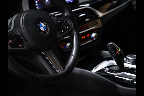 BMW 5 Serie Touring 520i M Sport [SCHUIFKANTELDAK, CRUISE CONTROL, BLUETOOTH TELEFOON, HUD, ACHTERUITRIJCAMERA, PDC V+A, STOELVERWARMING, BMW ADAPTIVE LED, NIEUWSTAAT]