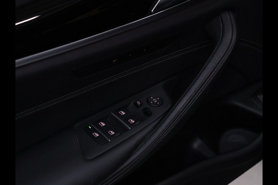 BMW 5 Serie Touring 520i M Sport [SCHUIFKANTELDAK, CRUISE CONTROL, BLUETOOTH TELEFOON, HUD, ACHTERUITRIJCAMERA, PDC V+A, STOELVERWARMING, BMW ADAPTIVE LED, NIEUWSTAAT]