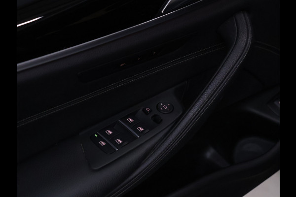 BMW 5 Serie Touring 520i M Sport [SCHUIFKANTELDAK, CRUISE CONTROL, BLUETOOTH TELEFOON, HUD, ACHTERUITRIJCAMERA, PDC V+A, STOELVERWARMING, BMW ADAPTIVE LED, NIEUWSTAAT]