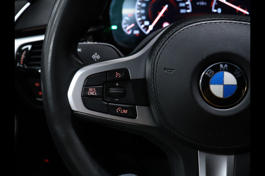 BMW 5 Serie Touring 520i M Sport [SCHUIFKANTELDAK, CRUISE CONTROL, BLUETOOTH TELEFOON, HUD, ACHTERUITRIJCAMERA, PDC V+A, STOELVERWARMING, BMW ADAPTIVE LED, NIEUWSTAAT]