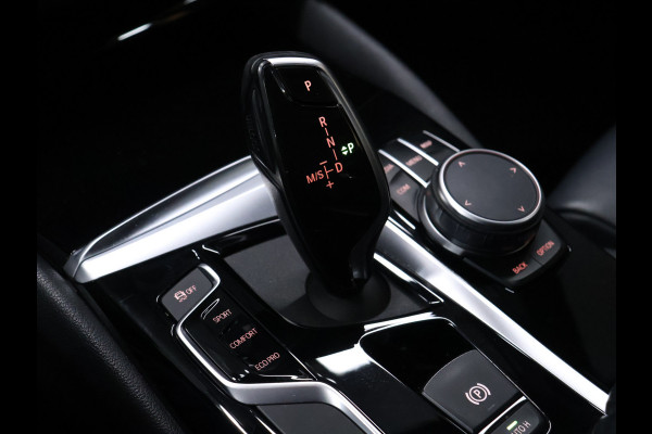 BMW 5 Serie Touring 520i M Sport [SCHUIFKANTELDAK, CRUISE CONTROL, BLUETOOTH TELEFOON, HUD, ACHTERUITRIJCAMERA, PDC V+A, STOELVERWARMING, BMW ADAPTIVE LED, NIEUWSTAAT]
