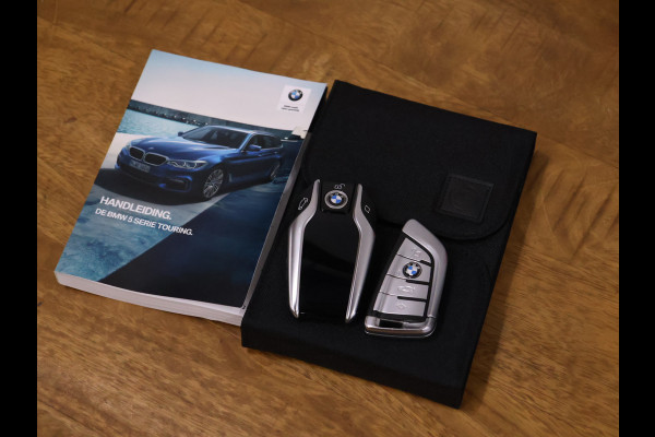 BMW 5 Serie Touring 520i M Sport [SCHUIFKANTELDAK, CRUISE CONTROL, BLUETOOTH TELEFOON, HUD, ACHTERUITRIJCAMERA, PDC V+A, STOELVERWARMING, BMW ADAPTIVE LED, NIEUWSTAAT]