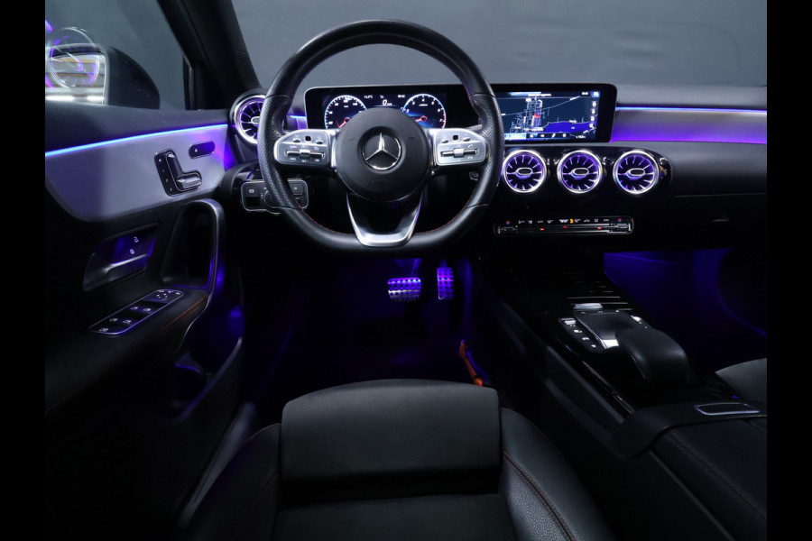 Mercedes-Benz A-Klasse 180 Business Solution AMG [SCHUIFKANTELDAK, MEMORY SEATS, SFEERVERLICHTING, CRUISE CONTROL, BLUETOOTH TELEFOON, ACHTERUITRIJCAMERA, PDC V+A, NIEUWSTAAT]