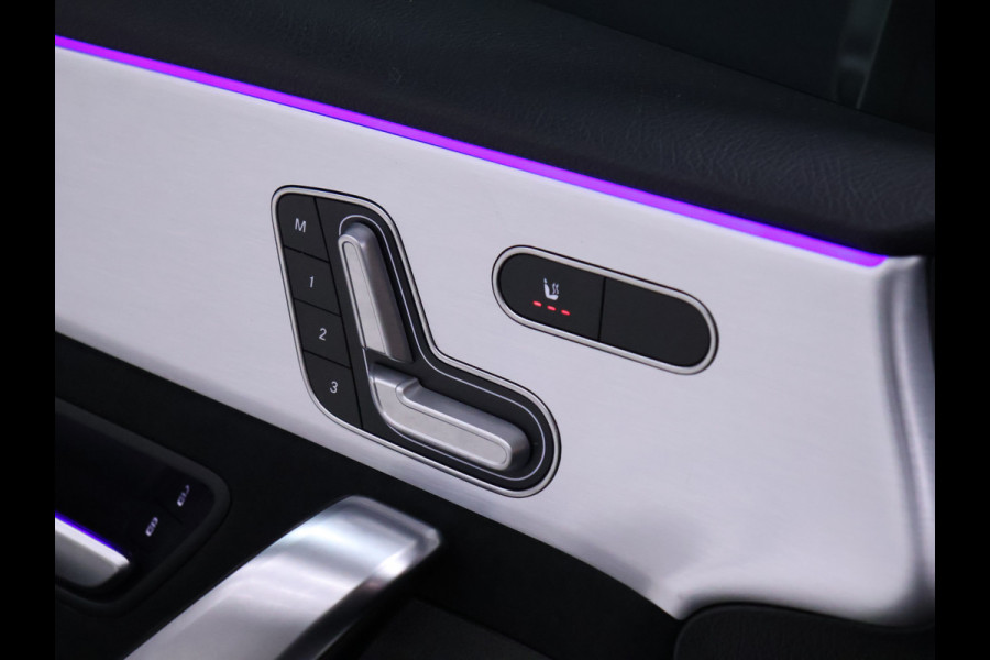 Mercedes-Benz A-Klasse 180 Business Solution AMG [SCHUIFKANTELDAK, MEMORY SEATS, SFEERVERLICHTING, CRUISE CONTROL, BLUETOOTH TELEFOON, ACHTERUITRIJCAMERA, PDC V+A, NIEUWSTAAT]