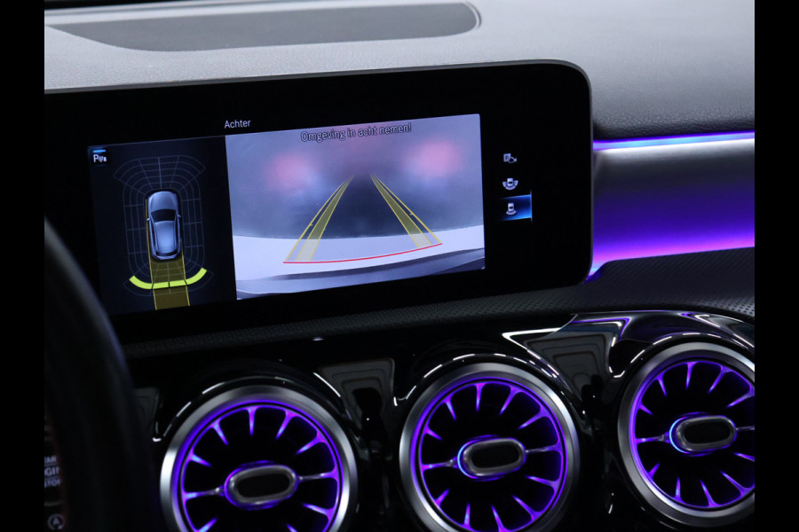 Mercedes-Benz A-Klasse 180 Business Solution AMG [SCHUIFKANTELDAK, MEMORY SEATS, SFEERVERLICHTING, CRUISE CONTROL, BLUETOOTH TELEFOON, ACHTERUITRIJCAMERA, PDC V+A, NIEUWSTAAT]