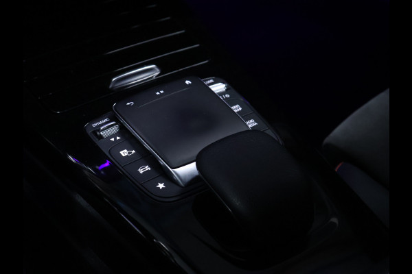 Mercedes-Benz A-Klasse 180 Business Solution AMG [SCHUIFKANTELDAK, MEMORY SEATS, SFEERVERLICHTING, CRUISE CONTROL, BLUETOOTH TELEFOON, ACHTERUITRIJCAMERA, PDC V+A, NIEUWSTAAT]