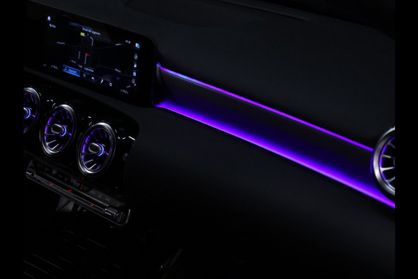 Mercedes-Benz A-Klasse 180 Business Solution AMG [SCHUIFKANTELDAK, MEMORY SEATS, SFEERVERLICHTING, CRUISE CONTROL, BLUETOOTH TELEFOON, ACHTERUITRIJCAMERA, PDC V+A, NIEUWSTAAT]