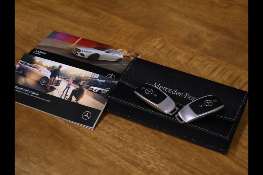 Mercedes-Benz A-Klasse 180 Business Solution AMG [SCHUIFKANTELDAK, MEMORY SEATS, SFEERVERLICHTING, CRUISE CONTROL, BLUETOOTH TELEFOON, ACHTERUITRIJCAMERA, PDC V+A, NIEUWSTAAT]
