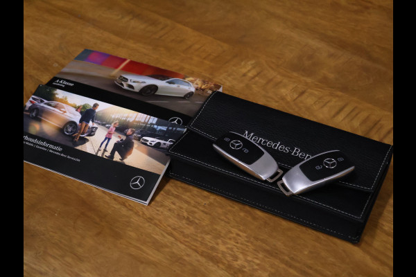 Mercedes-Benz A-Klasse 180 Business Solution AMG [SCHUIFKANTELDAK, MEMORY SEATS, SFEERVERLICHTING, CRUISE CONTROL, BLUETOOTH TELEFOON, ACHTERUITRIJCAMERA, PDC V+A, NIEUWSTAAT]
