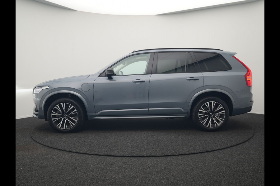 Volvo XC90 T8 Recharge AWD Ultimate Dark 7 Persoons LONG RANGE Plug In Hybrid 455pk Dealer O.H. PHEV | Trekhaak Af Fabriek | Panodak | Head Up | Adaptive Cruise | Harman / Kardon | 360 Camera | Lederen Sportstoelen Massage & Memory & Ventilatie | Google Assistent | Stoelen & Stuur Verwarmd |