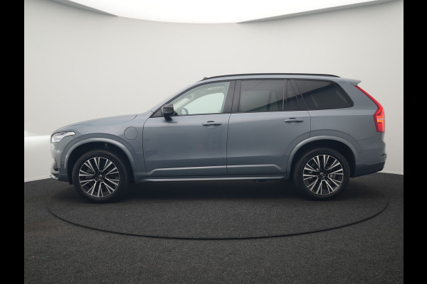 Volvo XC90 T8 Recharge AWD Ultimate Dark 7 Persoons LONG RANGE Plug In Hybrid 455pk Dealer O.H. PHEV | Trekhaak Af Fabriek | Panodak | Head Up | Adaptive Cruise | Harman / Kardon | 360 Camera | Lederen Sportstoelen Massage & Memory & Ventilatie | Google Assistent | Stoelen & Stuur Verwarmd |