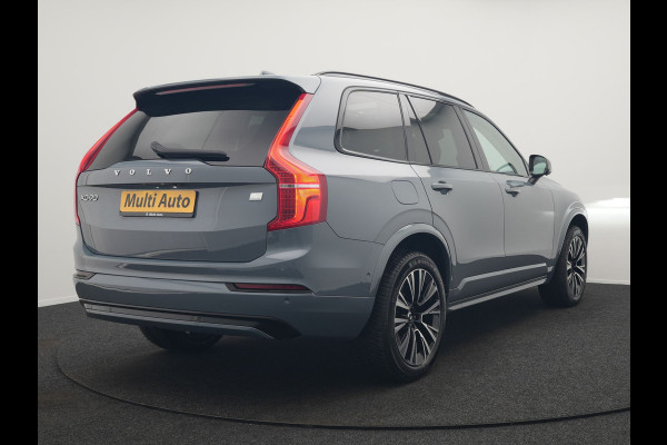 Volvo XC90 T8 Recharge AWD Ultimate Dark 7 Persoons LONG RANGE Plug In Hybrid 455pk Dealer O.H. PHEV | Trekhaak Af Fabriek | Panodak | Head Up | Adaptive Cruise | Harman / Kardon | 360 Camera | Lederen Sportstoelen Massage & Memory & Ventilatie | Google Assistent | Stoelen & Stuur Verwarmd |