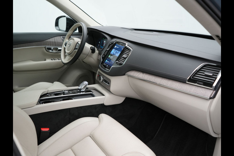 Volvo XC90 T8 Recharge AWD Ultimate Dark 7 Persoons LONG RANGE Plug In Hybrid 455pk Dealer O.H. PHEV | Trekhaak Af Fabriek | Panodak | Head Up | Adaptive Cruise | Harman / Kardon | 360 Camera | Lederen Sportstoelen Massage & Memory & Ventilatie | Google Assistent | Stoelen & Stuur Verwarmd |