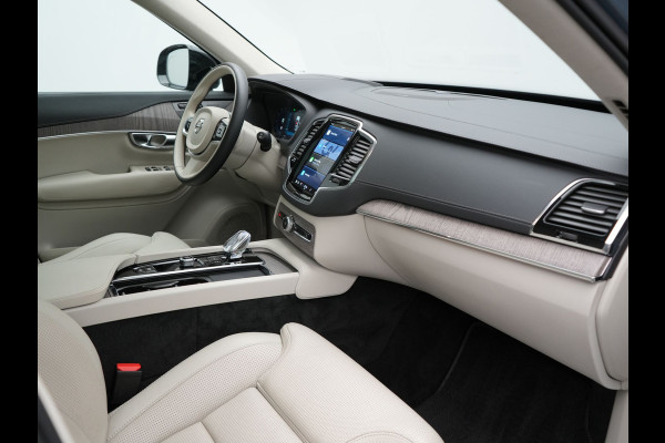Volvo XC90 T8 Recharge AWD Ultimate Dark 7 Persoons LONG RANGE Plug In Hybrid 455pk Dealer O.H. PHEV | Trekhaak Af Fabriek | Panodak | Head Up | Adaptive Cruise | Harman / Kardon | 360 Camera | Lederen Sportstoelen Massage & Memory & Ventilatie | Google Assistent | Stoelen & Stuur Verwarmd |