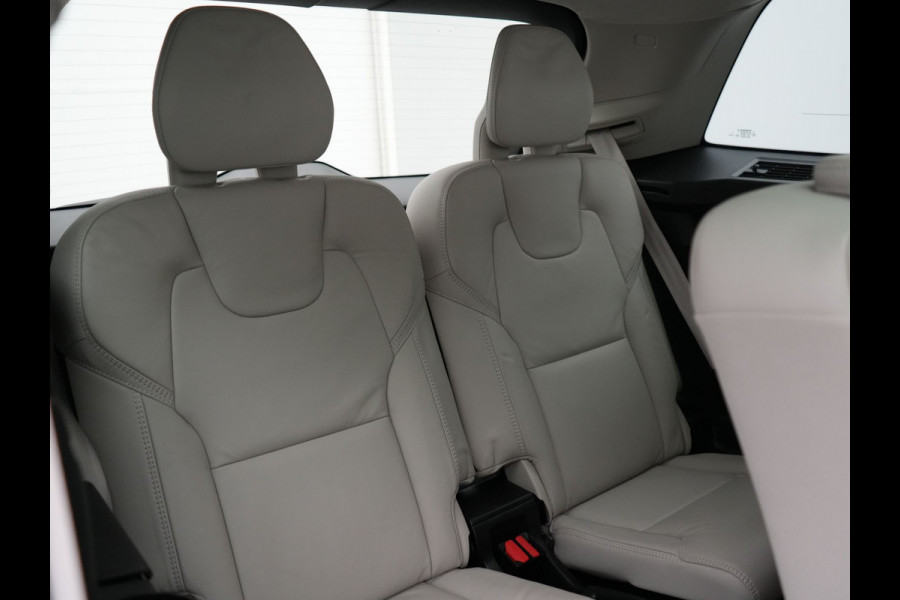 Volvo XC90 T8 Recharge AWD Ultimate Dark 7 Persoons LONG RANGE Plug In Hybrid 455pk Dealer O.H. PHEV | Trekhaak Af Fabriek | Panodak | Head Up | Adaptive Cruise | Harman / Kardon | 360 Camera | Lederen Sportstoelen Massage & Memory & Ventilatie | Google Assistent | Stoelen & Stuur Verwarmd |