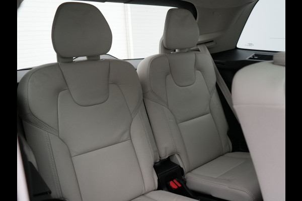 Volvo XC90 T8 Recharge AWD Ultimate Dark 7 Persoons LONG RANGE Plug In Hybrid 455pk Dealer O.H. PHEV | Trekhaak Af Fabriek | Panodak | Head Up | Adaptive Cruise | Harman / Kardon | 360 Camera | Lederen Sportstoelen Massage & Memory & Ventilatie | Google Assistent | Stoelen & Stuur Verwarmd |