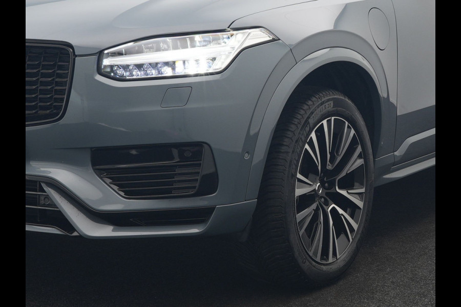 Volvo XC90 T8 Recharge AWD Ultimate Dark 7 Persoons LONG RANGE Plug In Hybrid 455pk Dealer O.H. PHEV | Trekhaak Af Fabriek | Panodak | Head Up | Adaptive Cruise | Harman / Kardon | 360 Camera | Lederen Sportstoelen Massage & Memory & Ventilatie | Google Assistent | Stoelen & Stuur Verwarmd |