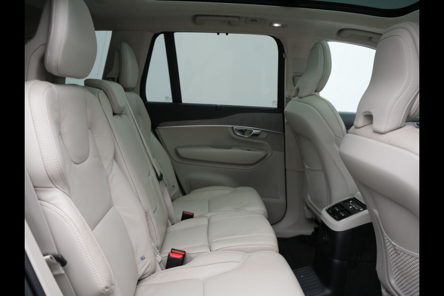 Volvo XC90 T8 Recharge AWD Ultimate Dark 7 Persoons LONG RANGE Plug In Hybrid 455pk Dealer O.H. PHEV | Trekhaak Af Fabriek | Panodak | Head Up | Adaptive Cruise | Harman / Kardon | 360 Camera | Lederen Sportstoelen Massage & Memory & Ventilatie | Google Assistent | Stoelen & Stuur Verwarmd |