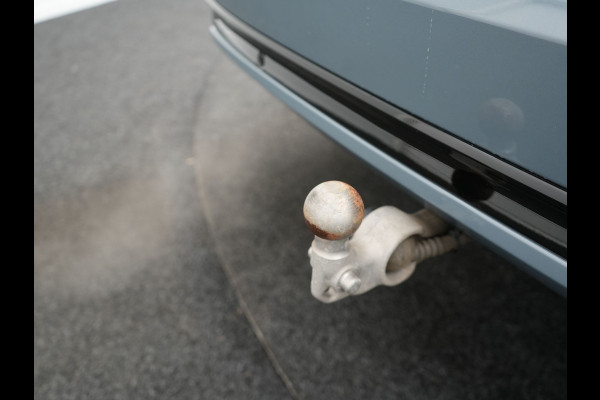 Volvo XC90 T8 Recharge AWD Ultimate Dark 7 Persoons LONG RANGE Plug In Hybrid 455pk Dealer O.H. PHEV | Trekhaak Af Fabriek | Panodak | Head Up | Adaptive Cruise | Harman / Kardon | 360 Camera | Lederen Sportstoelen Massage & Memory & Ventilatie | Google Assistent | Stoelen & Stuur Verwarmd |