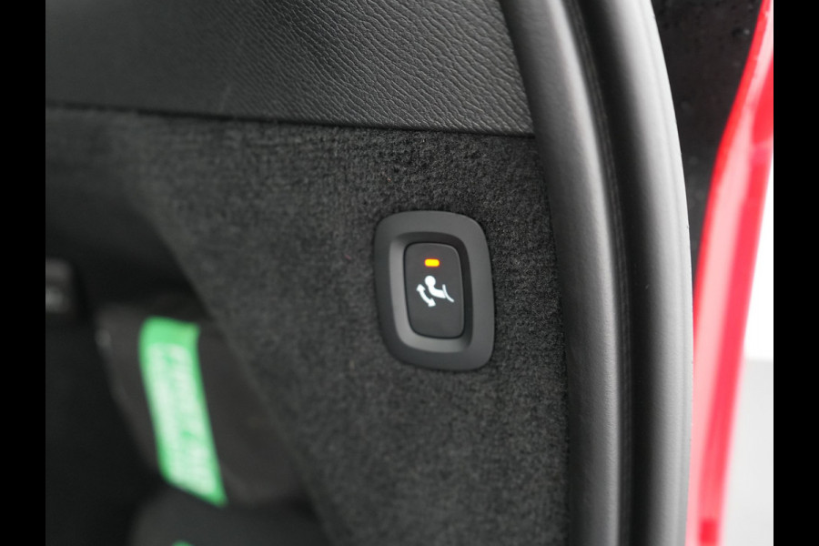 Volvo XC90 T8 Recharge AWD Ultimate Dark 7 Persoons LONG RANGE Plug In Hybrid 455pk Dealer O.H. PHEV | Trekhaak Af Fabriek | Panodak | Head Up | Adaptive Cruise | Harman / Kardon | 360 Camera | Lederen Sportstoelen Massage & Memory & Ventilatie | Google Assistent | Stoelen & Stuur Verwarmd |