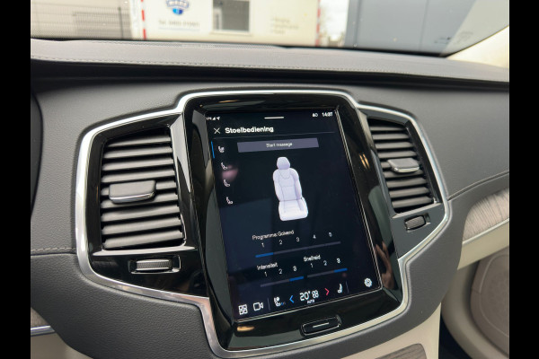 Volvo XC90 T8 Recharge AWD Ultimate Dark 7 Persoons LONG RANGE Plug In Hybrid 455pk Dealer O.H. PHEV | Trekhaak Af Fabriek | Panodak | Head Up | Adaptive Cruise | Harman / Kardon | 360 Camera | Lederen Sportstoelen Massage & Memory & Ventilatie | Google Assistent | Stoelen & Stuur Verwarmd |