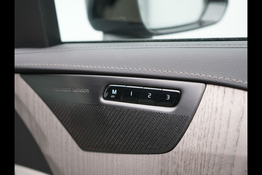 Volvo XC90 T8 Recharge AWD Ultimate Dark 7 Persoons LONG RANGE Plug In Hybrid 455pk Dealer O.H. PHEV | Trekhaak Af Fabriek | Panodak | Head Up | Adaptive Cruise | Harman / Kardon | 360 Camera | Lederen Sportstoelen Massage & Memory & Ventilatie | Google Assistent | Stoelen & Stuur Verwarmd |