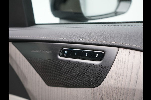 Volvo XC90 T8 Recharge AWD Ultimate Dark 7 Persoons LONG RANGE Plug In Hybrid 455pk Dealer O.H. PHEV | Trekhaak Af Fabriek | Panodak | Head Up | Adaptive Cruise | Harman / Kardon | 360 Camera | Lederen Sportstoelen Massage & Memory & Ventilatie | Google Assistent | Stoelen & Stuur Verwarmd |